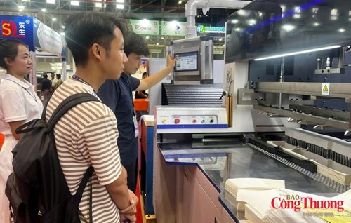 Doanh nghiệp trưng bày máy móc in kỹ thuật số tại triển lãm VietnamPrintPack 2026.