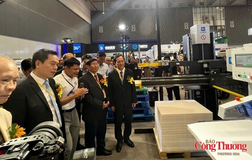 Các đại biểu tham quan gian hàng máy móc tại triển lãm.
