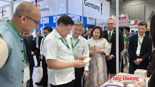 Đại biểu thăm gian hàng trưng bày tại triển lãm Pharmedi Vietnam 2026.