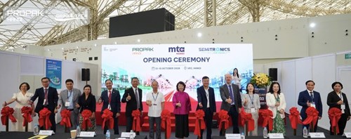 Ban tổ chức cùng các khách mời tham gia cắt băng khai mạc chuỗi triển lãm - Ảnh: SH.