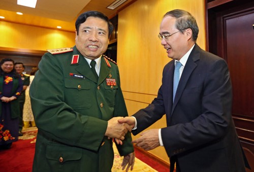 Bộ trưởng bắt tay Chủ tịch UBTƯMTTQVN Nguyễn Thiện Nhân