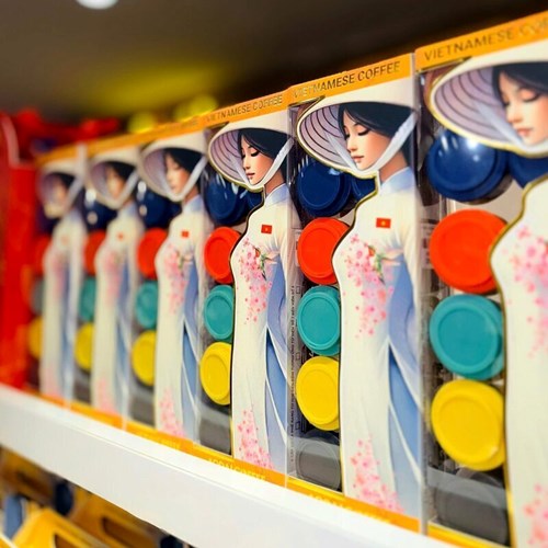 Sản phẩm cà phê mang thương hiệu Aodai Coffee và NONLA Coffee được bày bán trên kệ siêu thị AEON Malaysia. Ảnh: Hoàng Giang