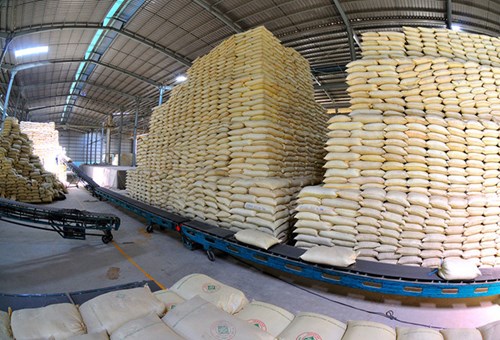 Số lượng gạo nếp đã mở tờ khai hải quan xuất khẩu trong tháng 4, kể cả số lượng đã thực xuất, được cộng trở lại số lượng gạo được phép xuất khẩu trong tháng 4.