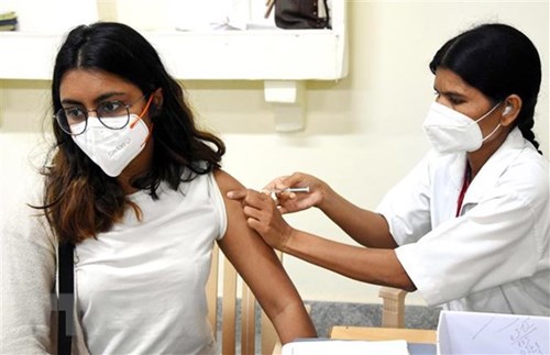 Nhân viên y tế tiêm vaccine ngừa COVID-19 cho người dân tại Bangalore, Ấn Độ. (Ảnh: THX/TTXVN)
