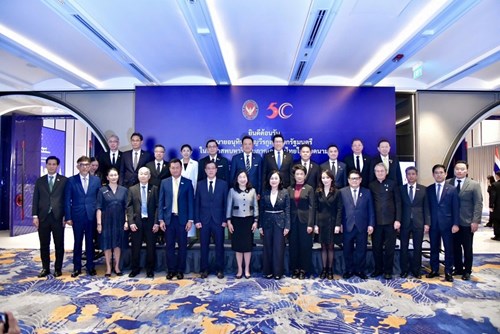 Các đại biểu chụp ảnh lưu niệm tại lễ ký kết.