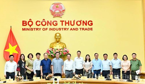 Thứ trưởng Bộ Công Thương Nguyễn Sinh Nhật Tân và các đồng chí lãnh đạo cơ quan báo chí chụp ảnh lưu niệm. Ảnh: Nam Nguyễn