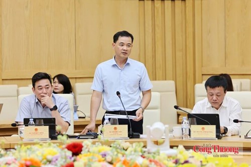 Vụ trưởng Vụ Kế hoạch - Tài chính Bùi Huy Sơn trình bày báo cáo tóm tắt tình hình thực hiện nhiệm vụ tháng 9 và 9 tháng năm 2026; nhiệm vụ giải pháp trong quý IV/2026.