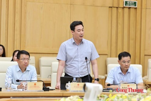 Vụ trưởng Vụ Pháp chế Ngô Đức Minh báo cáo về công tác xây dựng pháp luật ngành Công Thương.