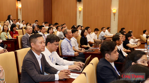 Các đại biểu tham dự hội thảo.