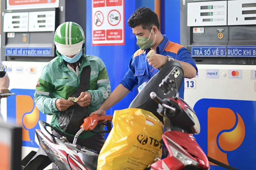 Từ 22h ngày 12/3/2026, giá xăng E5RON92 giảm 447 đồng/lít, giá xăng RON95-III tăng 335 đồng/lít.