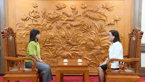 TS. Đinh Thị Mai - Phó Trưởng Ban Tuyên giáo và Dân vận Trung ương trả lời phóng viên Báo Công Thương. Ảnh: Quốc Chuyển