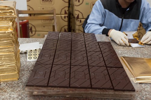 Những thỏi chocolate được sản xuất theo khuôn với tên thương hiệu có chữ M. Ảnh: Beaucacao.