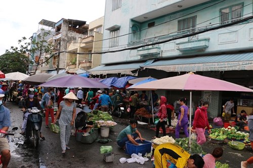  Chợ đông đúc từ khoảng 4h chiều, là lúc công nhân tan ca. Ảnh: Thịnh Nguyễn 