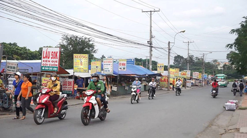  Chỉ một đoạn đường ngắn nhưng có hàng chục tấm bảng bán đồ ăn tại chợ đêm Làng đại học (quận Thủ Đức). Ảnh: Khải Trần. 