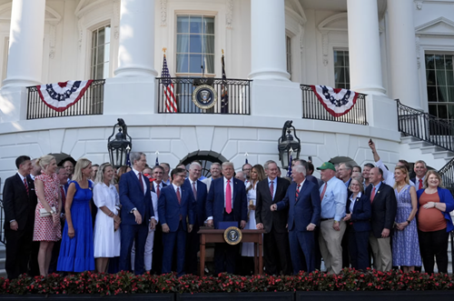 Tổng thống Trump v&agrave; những người ủng hộ &ocirc;ng trong lễ k&yacute; đạo luật OBBBA v&agrave;o ng&agrave;y 4/7 - Ảnh: Reuters.