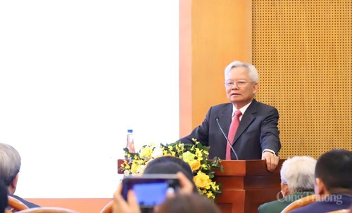 GS.TS Tạ Ngọc Tấn báo cáo tại hội nghị