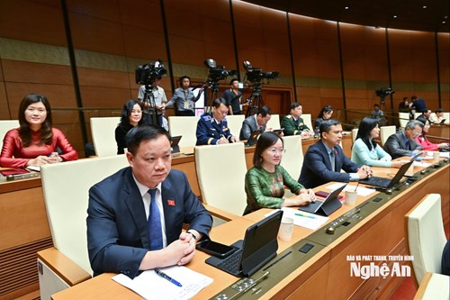 Đoàn ĐBQH tỉnh Nghệ An dự phiên họp. Ảnh: Viết Chung