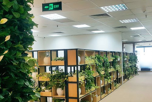 Mang tính ứng dụng cao, nội thất văn phòng HVG Office được thiết kế đơn giản theo màu gỗ tự nhiên hòa hợp với không gian chung đem lại cảm giác ấm áp cho người sử dụng.</p><p>
