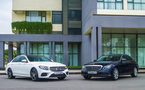 <a href='http://vneconomy.vn/xe-360/mercedes-eclass-moi-gia-tu-21-ty-dong-20161015115644586.htm'><b>Mercedes E-Class</b></a></p><p><i>Giá bán lẻ: từ 2,1 tỷ đồng</i></p><p></p><p>Dòng sedan cỡ trung được thương hiệu hạng sang đến từ nước Đức giới thiệu với 2 phiên bản E200 lắp ráp trong nước và E300 AMG nhập khẩu nguyên chiếc.</p><p></p><p>Đáng chú ý, E-Class là mẫu xe đầu tiên trên thế giới được trang bị 2 nút điều khiển cảm ứng trên tay lái (Touch Control Buttons). Đây hiện cũng là mẫu xe duy nhất trong phân khúc trang bị hệ thống dẫn đường và GPS tích hợp bản đồ 3D thiết kế độc quyền cho Việt Nam cùng khả năng truy cập internet ngay trên xe.</p><p></p><p>Cả 2 phiên bản E200 và E300 AMG cùng sử dụng động cơ I4 dung tích 2.0 lít và hộp số tự động 9 cấp 9G-Tronic. Tuy nhiên, trong khi phiên bản E200 sở hữu công suất cực đại 184 mã lực và mô-men xoắn cực đại 300 Nm thì phiên bản E300 AMG lại có công suất cực đại đến 245 mã lực và mô-men xoắn cực đại 370 Nm. Phiên bản E200 mất 7,7 giây để đạt vận tốc 100 km/h trong khi phiên bản E300 AMG chỉ mất 6,2 giây.</p><p>