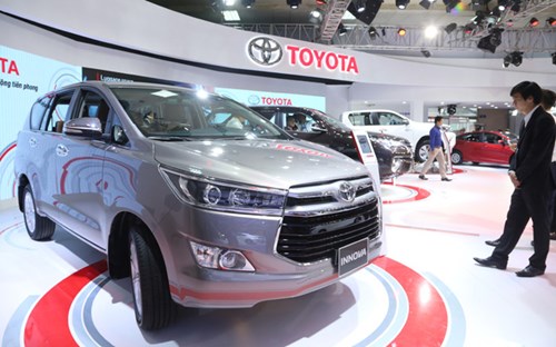 <a href='http://vneconomy.vn/xe-360/toyota-innova-2016-thay-doi-de-tang-toc-20161013114957802.htm'><b>Toyota Innova</b></a></p><p><i>Giá bán lẻ: từ 793 triệu đồng</i></p><p></p><p>Tròn một thập niên kể từ lần đầu tiên ra mắt thị trường, Toyota Innova mới chính thức có thế hệ hoàn toàn mới. </p><p></p><p>Innova thế hệ mới có 3 phiên bản với sự lột xác về thiết kế từ ngoại thất đến nội thất. Trong đó, phiên bản V thiết kế 7 chỗ ngồi, giữa hàng ghế thứ 2 có lối đi xuống hàng ghế thứ 3. Đây là phiên bản được nhắm đến đối tượng khách hàng chủ yếu là cá nhân và gia đình nên hàng ghế thứ 2 cũng được bổ sung tính năng tự điều chỉnh trượt ghế trước để tăng khoảng để chân thông qua công tắc điều chỉnh trên vai ghế trước. </p><p></p><p>Xe sử dụng động cơ xăng dung tích 2.0 lít tích hợp hệ thống điều phối van biến thiên thông minh kép (Dual VVT-i) cùng 2 tùy chọn hộp số tự động 6 cấp và sàn 5 cấp. Các trang bị an toàn cũng khá đầy đủ, gồm hệ thống chống bó cứng phanh (ABS), hỗ trợ lực phanh khẩn cấp (BA), phân phối lực phanh điện tử (EBD). Riêng phiên bản cao cấp nhất Innova V được trang bị thêm hệ thống ổn định thân xe điện tử (VSC), hỗ trợ khởi hành ngang dốc (HAC), đèn báo phanh khẩn cấp (EBS)…</p><p>