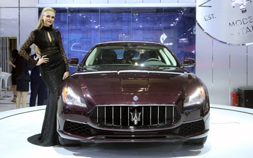 <a href='http://vneconomy.vn/xe-360/maserati-quattroporte-2017-gia-tu-61-ty-dong-ve-viet-nam-20161028032216176.htm'><b>Maserati Quattroporte</b></a></p><p><i>Giá bán lẻ: từ 6,1 tỷ đồng</i></p><p></p><p>Tân binh mang logo cây đinh ba đến từ đất nước hình chiếc ủng vừa được nhà phân phối chính hãng Auto Modena giới thiệu ra thị trường ngay trong khuôn khổ triển lãm Vietnam International Motor Show (VIMS 2016) vừa kết thúc hồi cuối tháng 10/2016 tại Tp.HCM.</p><p></p><p>Maserati Quattroporte 2017 có 4 phiên bản với 2 tùy chọn động cơ V6 dung tích 3.0 lít và động cơ tăng áp V8 dung tích 3.8 lít. Trong đó, các phiên bản động cơ V6 có công suất cực đại 350 mã lực và mô-men xoắn cực đại 500 Nm, khả năng tăng tốc 0-100 km/h trong 5,5 giây và tốc độ tối đa 270 km/h. Các phiên bản động cơ V8 có công suất cực đại 530 mã lực và mô-men xoắn cực đại 710 Nm, khả năng tăng tốc 0-100 km/h trong 4,7 giây và tốc độ tối đa 310 km/h. Tất cả các phiên bản đều sử dụng hộp số tự động 8 cấp ZF.</p><p>