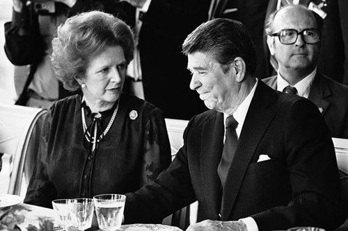  Cố Thủ tướng Anh Margaret Thatcher và cố Tổng thống Mỹ Ronald Reagan tại một hội nghị ở Pháp năm 1982. Ảnh: AP. 