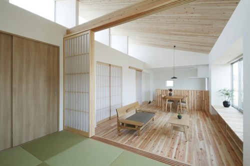  Ngay bên dưới là hệ thống kệ gỗ giúp tăng không gian lưu trữ và trang trí cho ngôi nhà. 