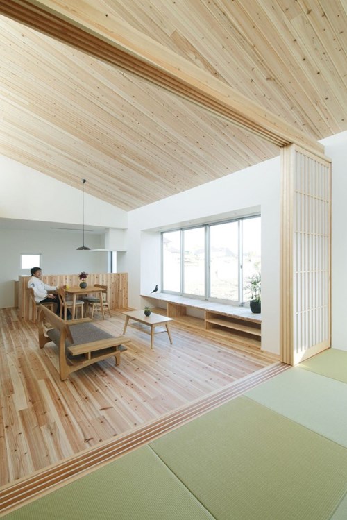  Tất cả nội thất bên trong đều được làm từ gỗ. Chất liệu gỗ luôn mang đến một không gian ấm cúng, gần gũi, sạch sẽ cho người sử dụng. 