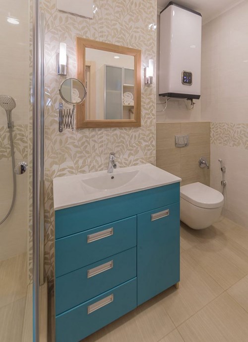 Để đồng nhất với màu sắc chung trong căn hộ, không gian nhà tắm cũng được thiết kế với tông màu trắng, nâu và xanh. 