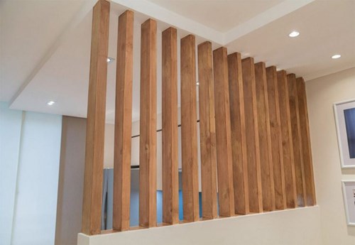 Hệ lam gỗ là nơi duy nhất phân chia không gian giữa phòng khách và bếp ăn. 