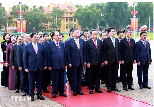 Kỷ niệm 136 năm Ngày sinh Chủ tịch Hồ Chí Minh: Lãnh đạo Đảng, Nhà nước vào Lăng viếng Bác Trước anh linh Chủ tịch 