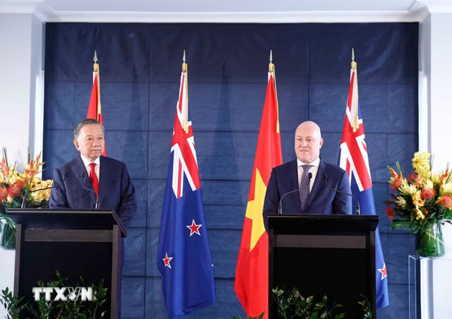 Tổng Bí thư, Chủ tịch nước Tô Lâm và Thủ tướng New Zealand gặp gỡ báo chí và chứng kiến trao các văn kiện hợp tác