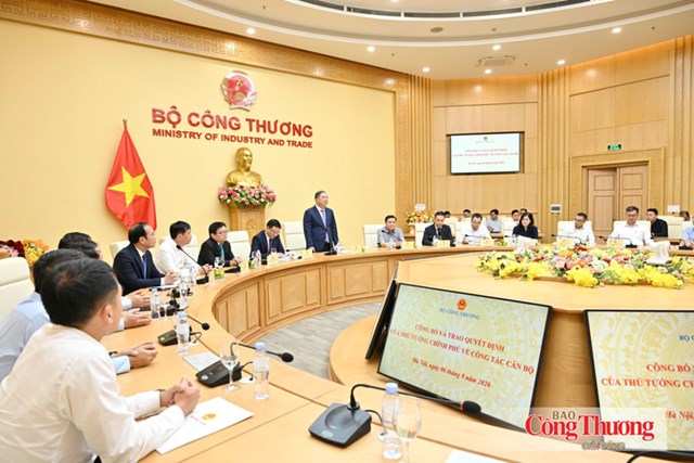 Trao Quyết định của Thủ tướng Chính phủ bổ nhiệm Thứ trưởng Bộ Công Thương