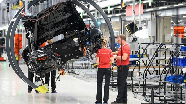Hoạt động kinh tế của khối doanh nghiệp tư nhân Eurozone tiếp tục suy giảm