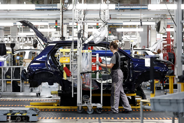 Hoạt động kinh doanh Eurozone tăng trưởng nhanh nhất từ tháng 11/2025