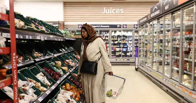 Doanh số bán lẻ của Anh tăng mạnh vào đầu 2026