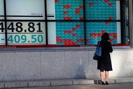 Yên tăng mạnh, Nikkei giảm khi Nhật Bản tăng lãi suất