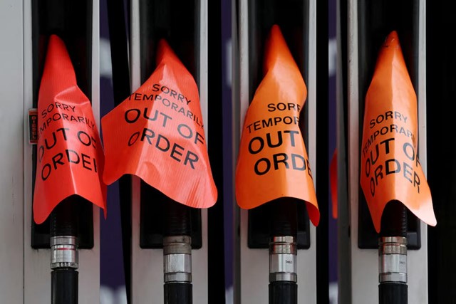 IEA cảnh báo nguồn cung và nhu cầu dầu thế giới giảm mạnh