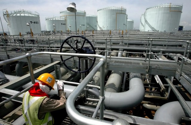 Bộ Kinh tế Nga hạ dự báo giá dầu Brent năm 2025