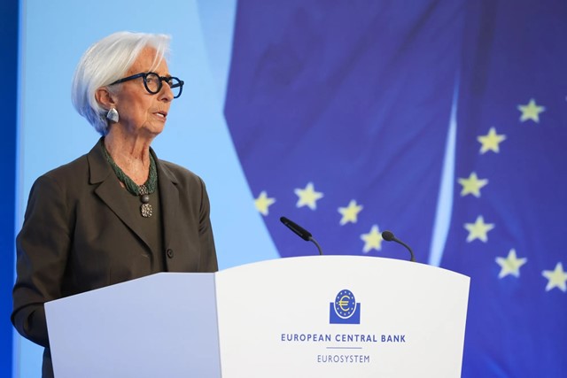 ECB giữ nguyên lãi suất