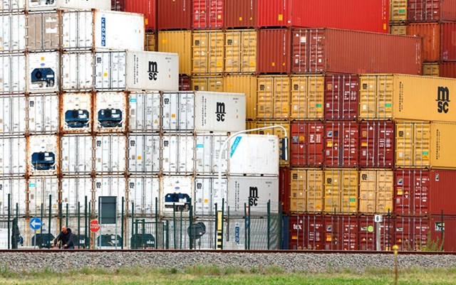 Xuất khẩu của châu Âu sang Mỹ giảm tháng thứ hai liên tiếp