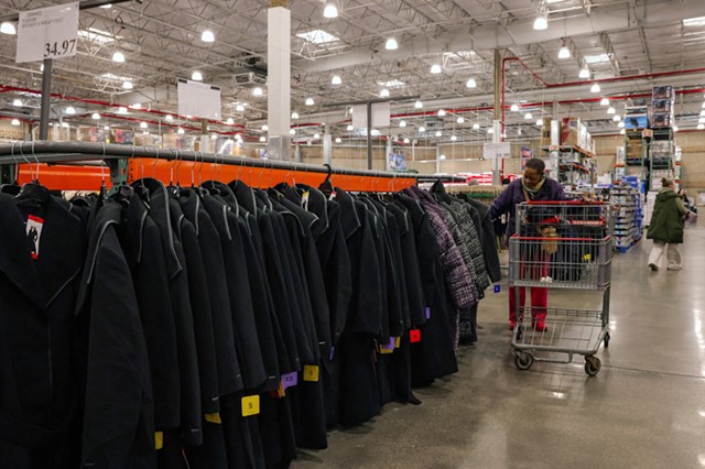 Niềm tin người tiêu dùng Mỹ cải thiện trong tháng 2/2026