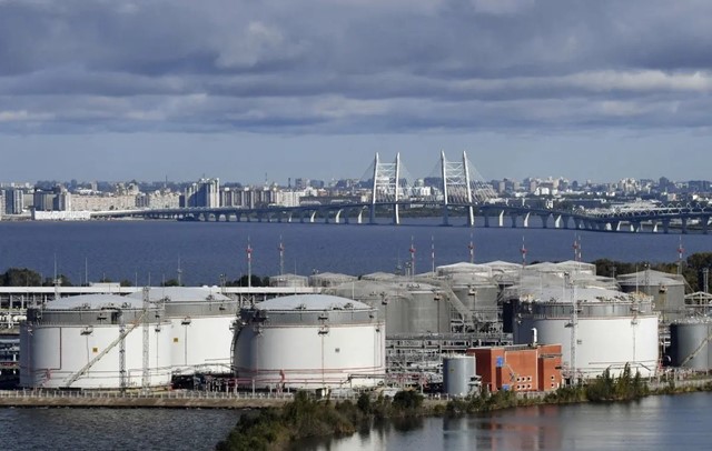 Mỹ tạm thời cho phép mua dầu Nga đang mắc kẹt trên biển