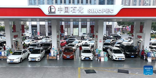 Trung Quốc tiếp tục tăng giá bán lẻ xăng dầu trong nước