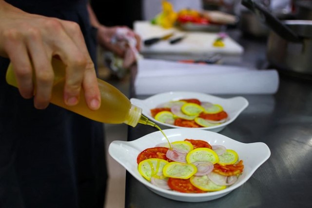 Hoạt động dịch vụ của Trung Quốc tăng lên mức cao nhất trong 33 tháng 