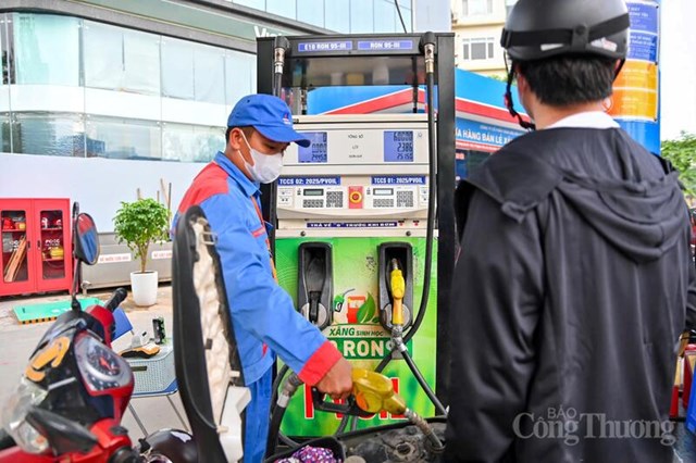 Giá xăng dầu đồng loạt giảm mạnh, dầu diesel giảm 3.185 đồng/lít