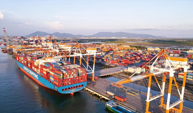 Xuất nhập khẩu tăng tốc giữa biến động toàn cầu