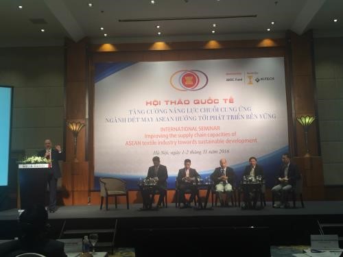 Tăng năng lực cho dệt may Việt Nam trong chuỗi cung ứng khối ASEAN