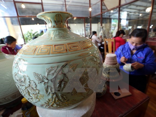 Sản phẩm gốm Chu Đậu vẽ vàng kim đặc biệt hút khách du lịch