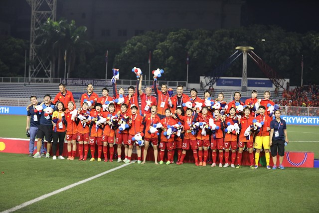 Vingroup tặng xe cho tuyển bóng đá nữ Việt Nam